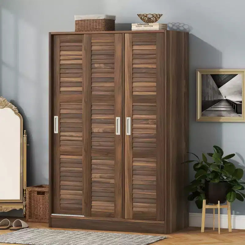 Armoire penderie à persiennes 3 portes en bois avec tringle et étagères de rangement