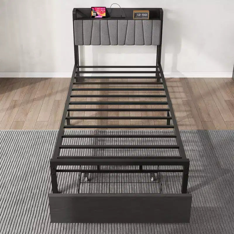 Cadre de lit double avec tête de lit de rangement, lit plateforme double noir avec grand tiroir et station de recharge, cadre de lit industriel sans sommier tapissier requis